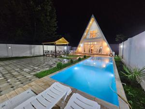 ein Haus mit einem Swimmingpool vor einem Gebäude in der Unterkunft Aframe new asm in Qəbələ