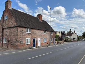 a brick building on the side of a street at Horseshoe Cottage Edwinstowe in Edwinstowe