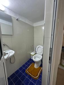 a bathroom with a toilet and a sink at Next Door in Polisi i Vogël