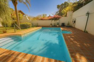 a swimming pool in the backyard of a house at Chalet Ruth's House con pileta in La Cumbre