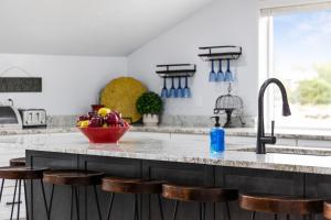 una cocina con fregadero y un bol de fruta en Zion Luxury Retreat, en Colorado City 51 fotos más