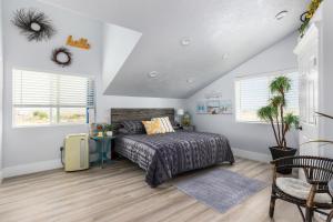 Un dormitorio con una cama y dos ventanas. en Zion Luxury Retreat, en Colorado City