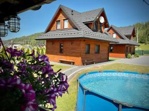 Bazén v ubytovaní Pod Świerkami - pokoje alebo v jeho blízkosti