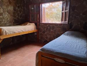 クルス・デル・エヘにあるEl cuarzo Casa de Monte y Retiroの二段ベッド2台と窓のある寝室 +12枚の写真
