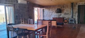 クルス・デル・エヘにあるEl cuarzo Casa de Monte y Retiroの木製のテーブルと椅子のあるダイニングルーム