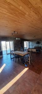 クルス・デル・エヘにあるEl cuarzo Casa de Monte y Retiroの木製のテーブルと椅子のあるダイニングルーム