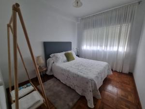 サリアにあるApartamento El Castillo VT2のベッドと窓のある白い寝室