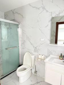 Kopalnica v nastanitvi Golden Palm Apartment with overlooking view