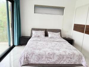 Postelja oz. postelje v sobi nastanitve Golden Palm Apartment with overlooking view