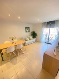 Φωτογραφία από το άλμπουμ του Tokyo Suite - Modern Apartment with Parking & Swimming Pool στο Λορέτ Ντε Μαρ