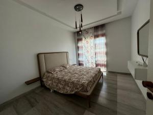 un dormitorio con una cama y una ventana en Luxury apartment 3, en Hammamet