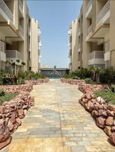 una pasarela entre dos grandes edificios de apartamentos en Luxury apartment 3, en Hammamet