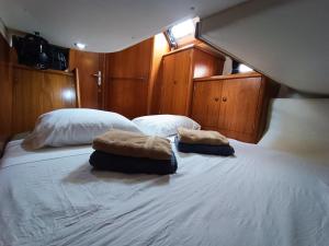 Postel nebo postele na pokoji v ubytování Voilier élégant et confortable