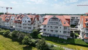 eine Luftaufnahme einer Gruppe von Wohnhäusern in der Unterkunft IndigoBoathouse - Luxury Duplex Nieuwpoort Jachthaven in Nieuwpoort