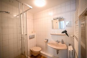 A bathroom at Hotel Mainblick Garni