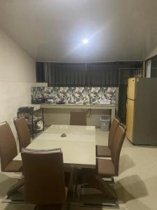 a kitchen with a table and chairs and a refrigerator at Casa La Reina in Drake