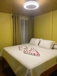 a bed with a bunch of roses on it at Casa La Reina in Drake
