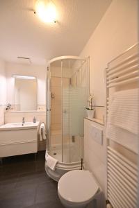 A bathroom at Hotel Mainblick Garni