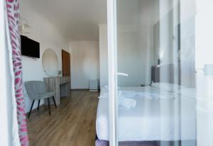 TV i/ili multimedijalni sistem u objektu Hotel Floga