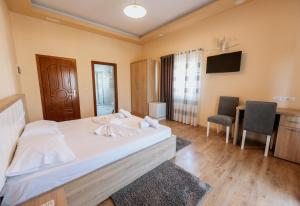 TV i/ili multimedijalni sistem u objektu Hotel Floga