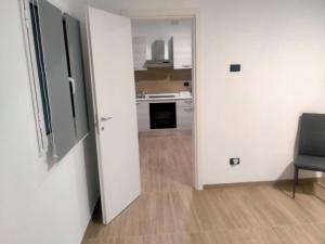 ターラントにあるCasa Vacanze ALeoFraの部屋のキッチンへの開口ドア +6枚の写真
