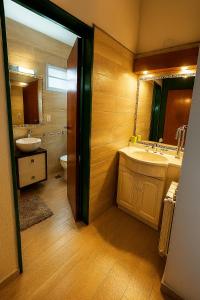 Ένα μπάνιο στο Chalet Ruth's House con pileta +33 φωτογραφίες