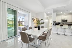 Un comedor blanco con una mesa y sillas blancas. en Lomb CT, en Port Saint Lucie