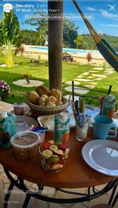 een tafel met daarop borden met eten bij Pousada Pé da Serra - São Thomé das Letras in São Thomé das Letras