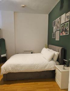 Giường trong phòng chung tại Jewellery Quarter 1-Bed Apartment