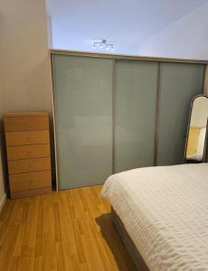 Giường trong phòng chung tại Jewellery Quarter 1-Bed Apartment