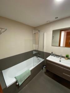 Ένα μπάνιο στο Ikebana Suite - Modern Apartment with Parking & Swimming Pool