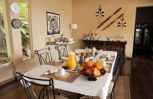 a dining room table with a bowl of fruit on it at Casa Altos de Santa Teresa in Rio de Janeiro