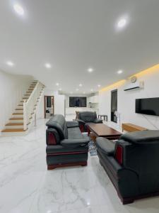 Predel za sedenje v nastanitvi Golden Palm Apartment with overlooking view