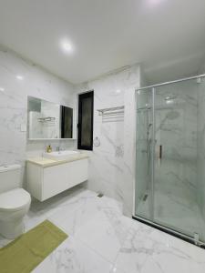 Kopalnica v nastanitvi Golden Palm Apartment with overlooking view