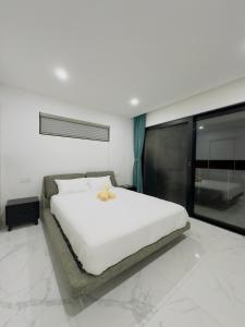 Postelja oz. postelje v sobi nastanitve Golden Palm Apartment with overlooking view