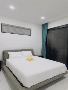 Postelja oz. postelje v sobi nastanitve Golden Palm Apartment with overlooking view