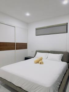 Postelja oz. postelje v sobi nastanitve Golden Palm Apartment with overlooking view