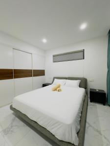 Postelja oz. postelje v sobi nastanitve Golden Palm Apartment with overlooking view