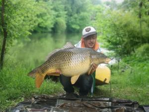 Montbrunにあるtente de trappeur au camping les cournoulises 2 à 4 personnesの川の前で大きな魚を抱えた男性 +2枚の写真
