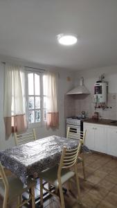 Kuchyň nebo kuchyňský kout v ubytování Microcentro San Rafael