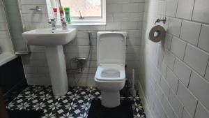 Ένα μπάνιο στο Stay in the Heart of Walthamstow Central +1 φωτογραφίες