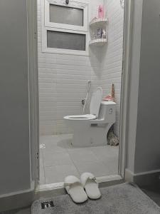 um banheiro com vaso sanitário e janela em شقة غرفة وصالة em Al Khobar mais 6 fotografias