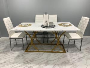 een eettafel met witte stoelen en een witte tafel bij A Cozy Corner with kitchen and parking in Drexel Hill +12 foto's