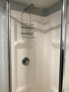 een douche met een handdoekenrek in de badkamer bij A Cozy Corner with kitchen and parking in Drexel Hill