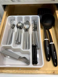 een plastic bakje met keukengerei in een lade bij A Cozy Corner with kitchen and parking in Drexel Hill