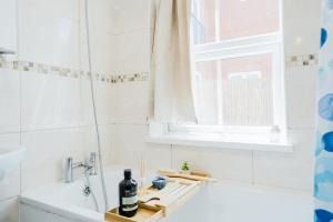 Ένα μπάνιο στο Central Woking Retreat - Two-bed flat with parking