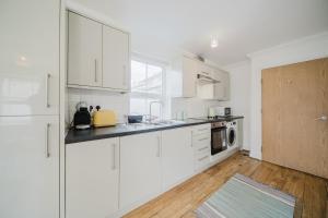 Η κουζίνα ή μικρή κουζίνα στο Central Woking Retreat - Two-bed flat with parking +15 φωτογραφίες