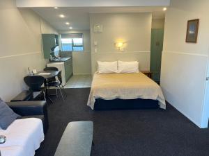 Ένα ή περισσότερα κρεβάτια σε δωμάτιο στο A'La Vista Motel
