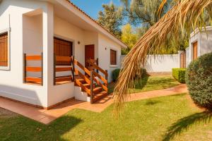 Κήπος έξω από το Chalet Ruth's House con pileta