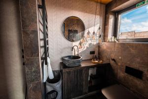 Panorama Glass Lodge WEST في أكرانيس: حمام مزود بحوض ومِرآة